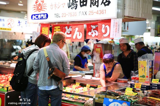 釧路必吃》釧路和商市場～旅人們必來！在魚市場裡品嚐自己親手挑選的「勝手丼」美味！ @Via&#039;s旅行札記-旅遊美食部落格