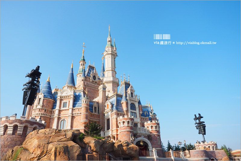 中國上海迪士尼》上海迪士尼樂園一日遊全記錄～全球最大的夢幻城堡、最長的巡遊隊伍及城堡煙火秀都在這！ @Via&#039;s旅行札記-旅遊美食部落格