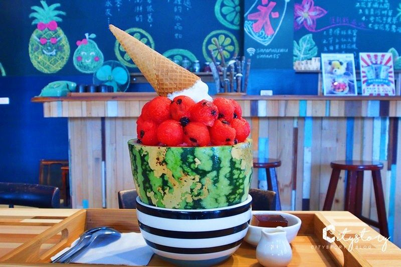 台中大里冰店》新南五五製氷所-半顆西瓜的水果剉冰新鮮好吃，復古窗框打卡美食 @Via&#039;s旅行札記-旅遊美食部落格