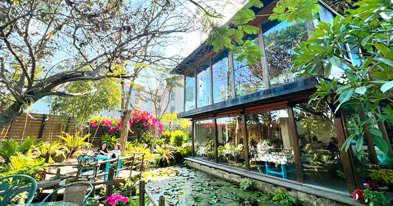 台中景觀餐廳》卓也小屋大安庭院餐坊～綠意盎然的生態池庭園美景，在玻璃屋中享用無菜單料理的好滋味！